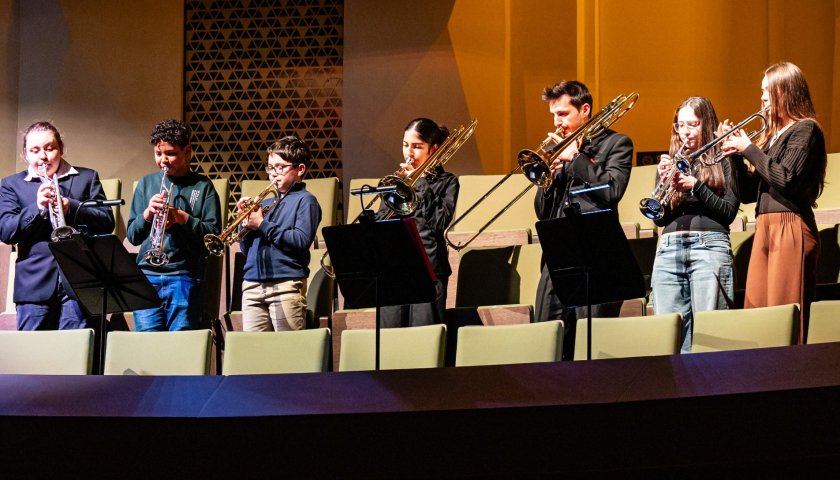 Leonidas met zijn Academy-leerlingen op het galaconcert van het Residentie Orkest.