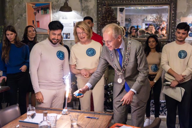 Een groep jongeren en de buregemeester van Wassenaar openen het jongerenrestaurant Me Gusta in Wassenaar