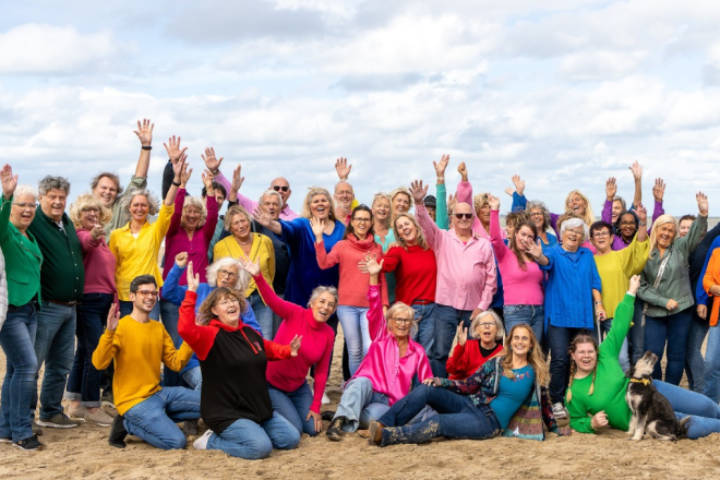 Groep zangers op het strand voor Zingen aan Zee