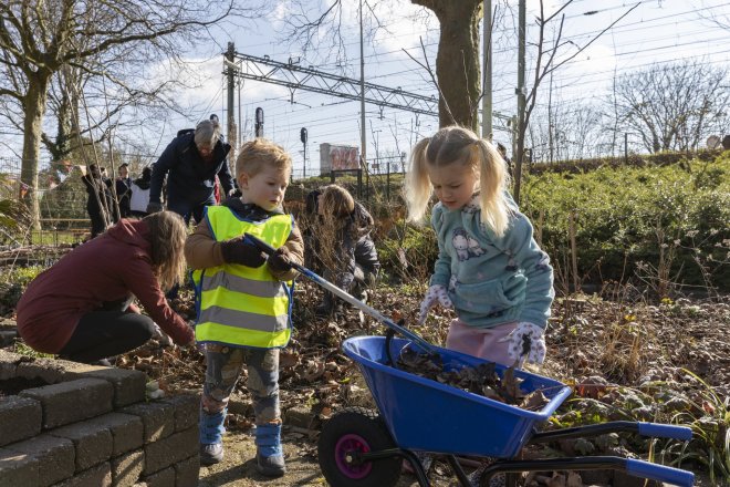 Aan het tuinieren in de Wijktuin Rivierenbuurt