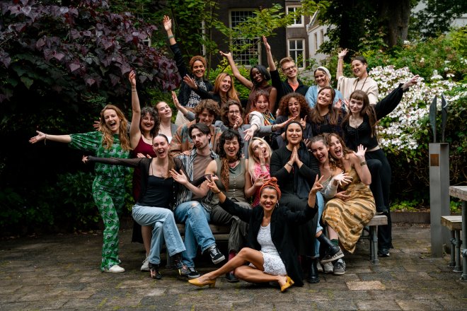 Eindceremonie Fellowship 2024, met rechtsboven Maryam