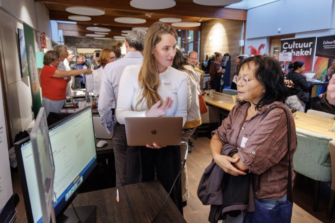 FindNFund-CEO Mariëtte Brouwer in gesprek met een aanvrager tijdens ons programma PEP-up 1818 in de Haagse wijk Escamp.