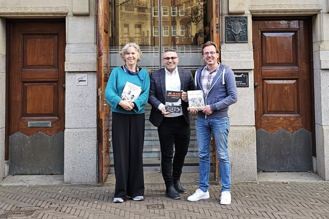 Sahin tussen projectadviseur Carien en directeur Sanne voor Het Nutshuis.