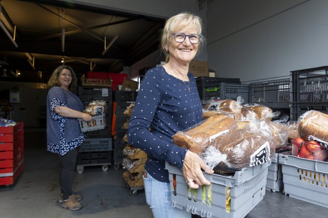 Bij Oosterfaantje in Zoetermeer worden voedselpakketten uitgedeeld