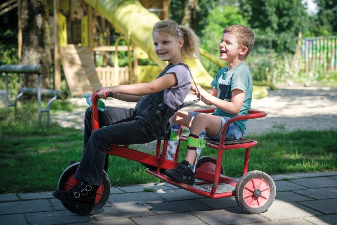 Samenspeelfonds, 2 kinderen op een fietsje