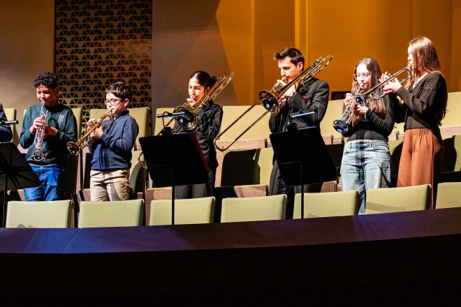 Leonidas met zijn Academy-leerlingen op het galaconcert van het Residentie Orkest.