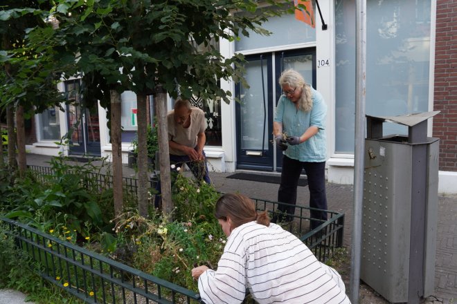 Buurtgenoten werken in perkje aan Boekhorststraat Den Haag
