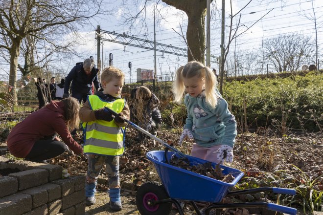 Aan het tuinieren in de Wijktuin Rivierenbuurt