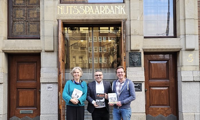 Sahin tussen projectadviseur Carien en directeur Sanne voor Het Nutshuis.