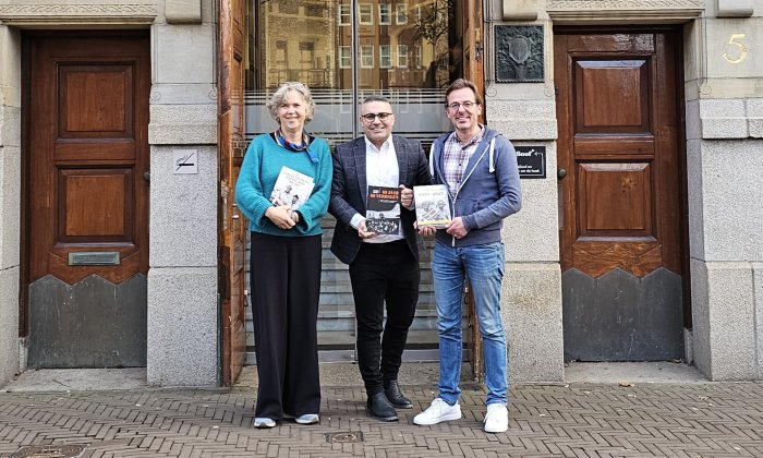 Sahin tussen projectadviseur Carien en directeur Sanne voor Het Nutshuis.