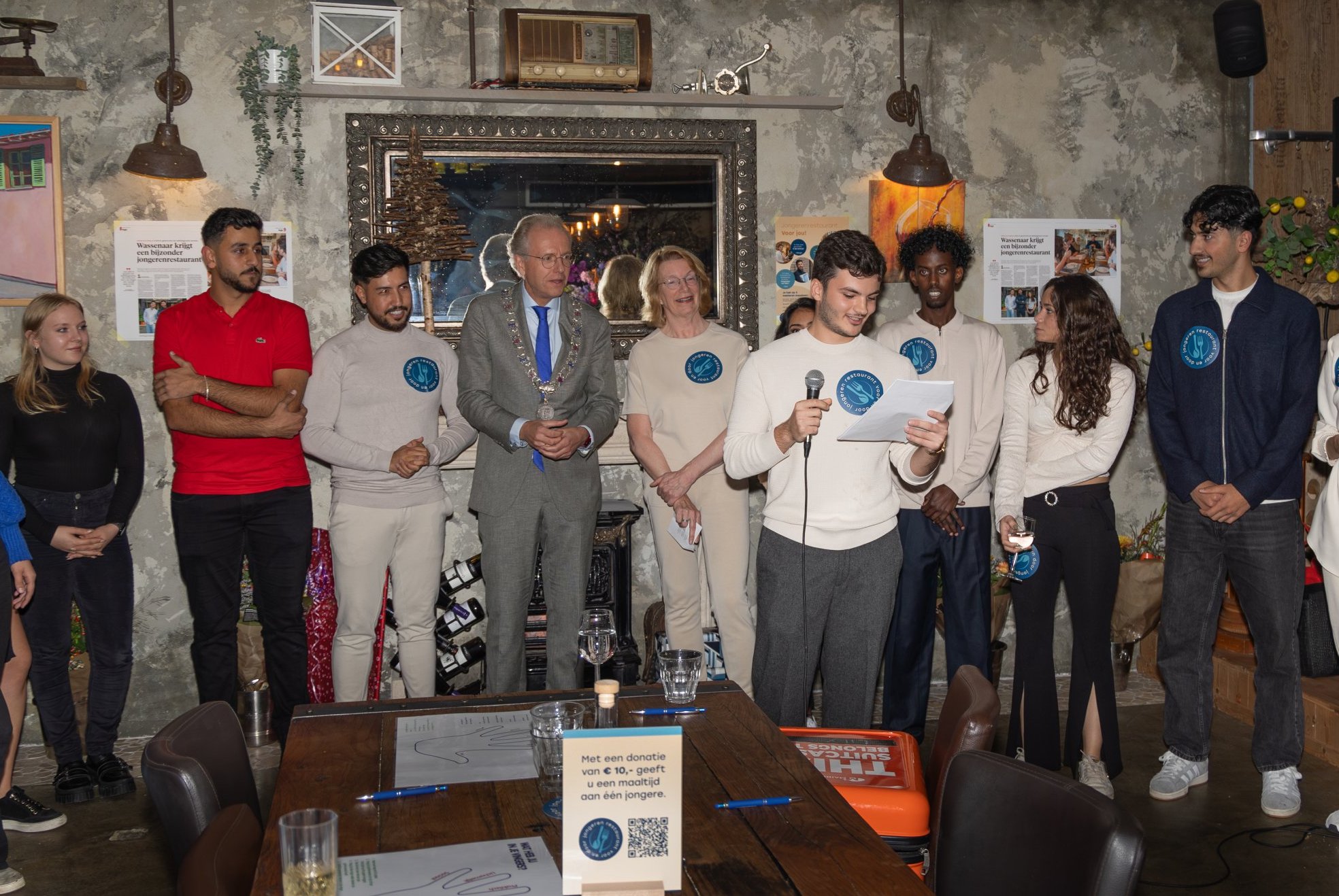 Een groep jongeren bij de opening van restaurant Me Gusta in Wassenaar