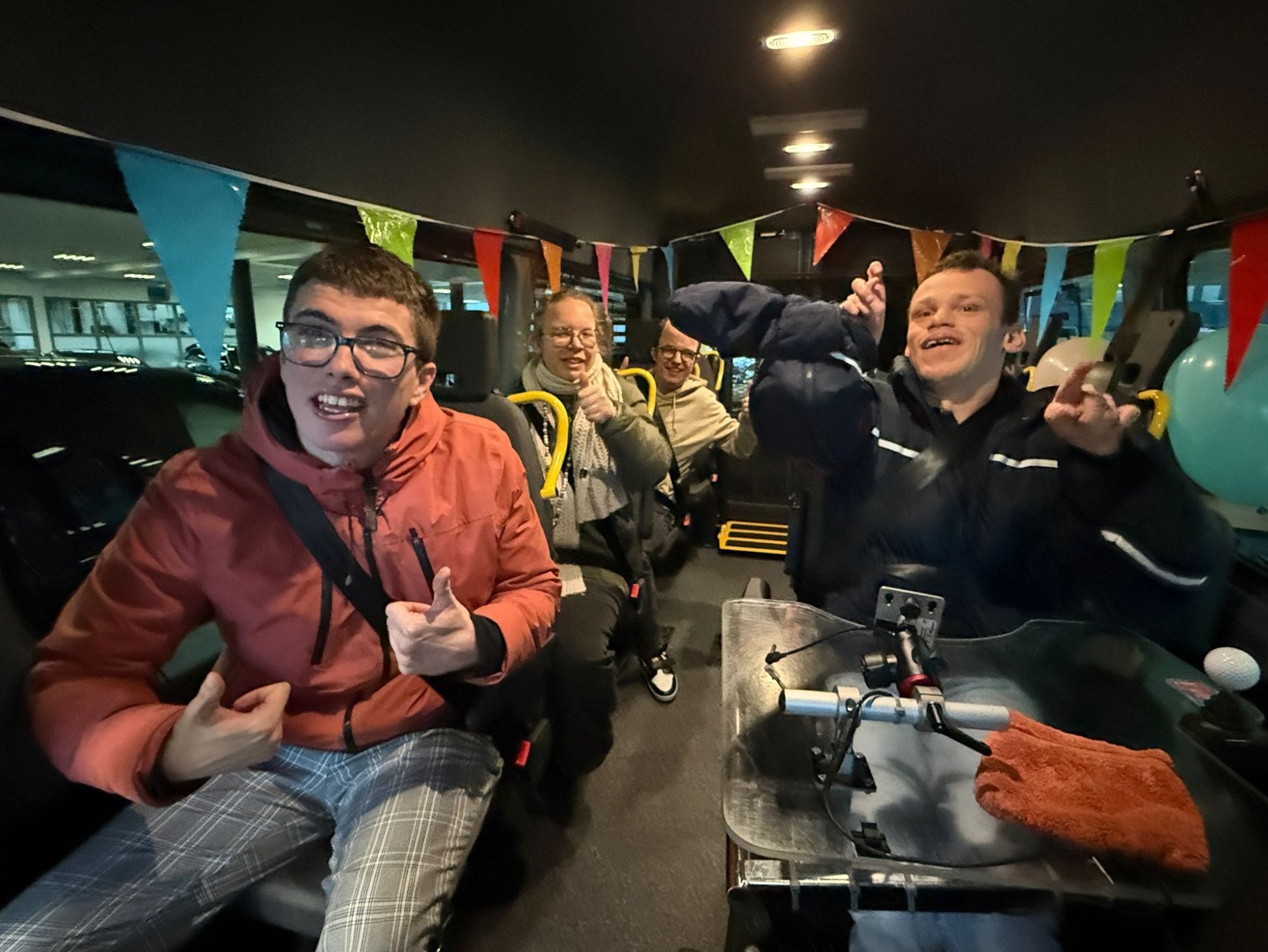 Bewoners van Droom Je Thuis zijn blij met de nieuwe bus.