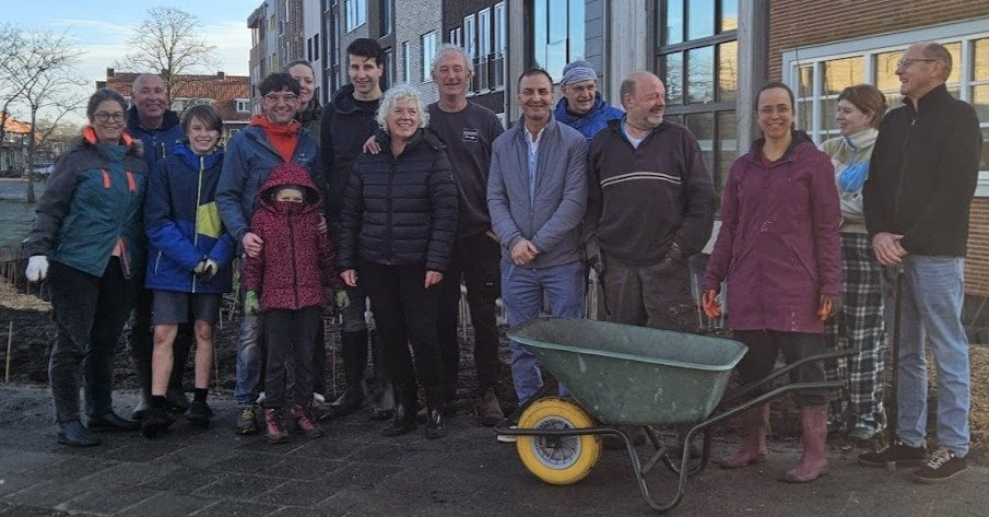 Els (met zwarte jas in het midden) en haar buren voor het voedselbosje-in-wording