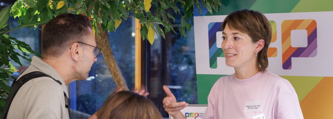 PEP-adviseur Pauline in gesprek met bezoekers van de fondsenmarkt.