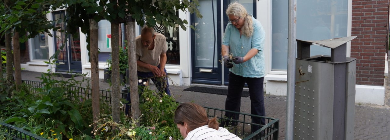 Buurtgenoten werken aan perkje in Boekhorststraat Den Haag