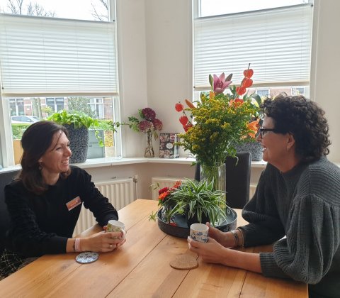 Esther en Mariska van Inloophuis Carmen voor de nieuwe raambekleding