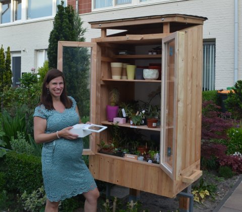 Stekjes ruilen in de plantenbieb van Monique