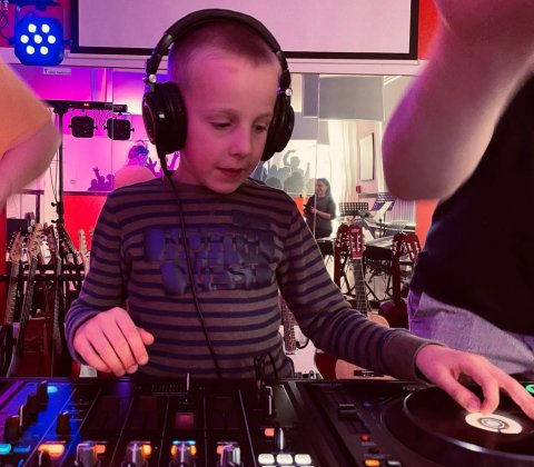 Oekraiens jongetje speelt op de draaitafel