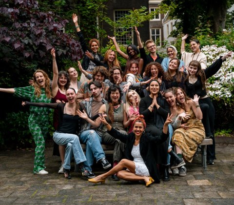 Eindceremonie Fellowship 2024, met rechtsboven Maryam