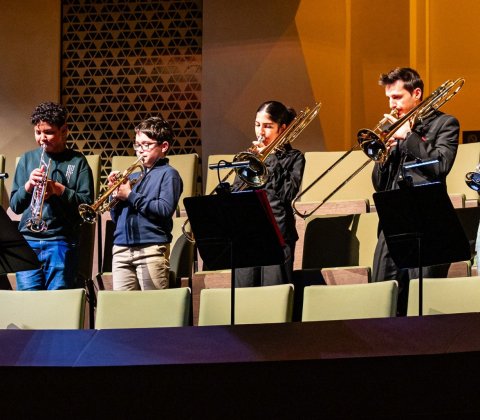 Leonidas met zijn Academy-leerlingen op het galaconcert van het Residentie Orkest.
