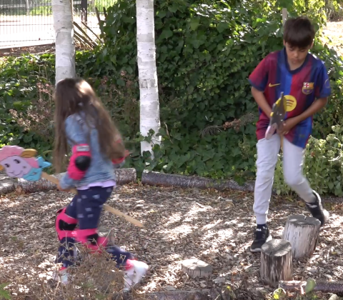 Kinderen spelen op stadsboerderij Landzigt in Den Haag