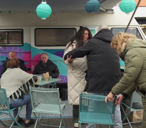 Yu Lan Leffers en haar vrijwilligers helpen mensen in Zoetermeer met de Knussebus