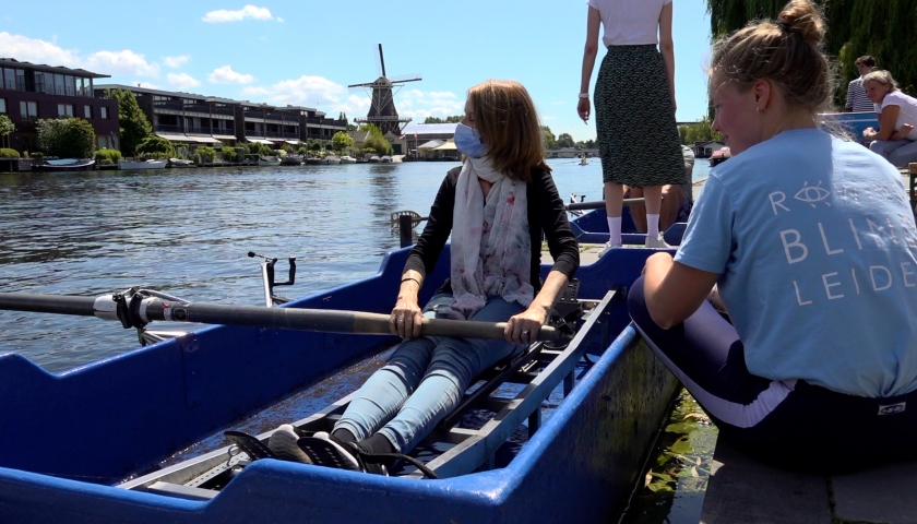Rowing Blind Leiden organiseert roeitrainingen voor mensen met slecht zicht