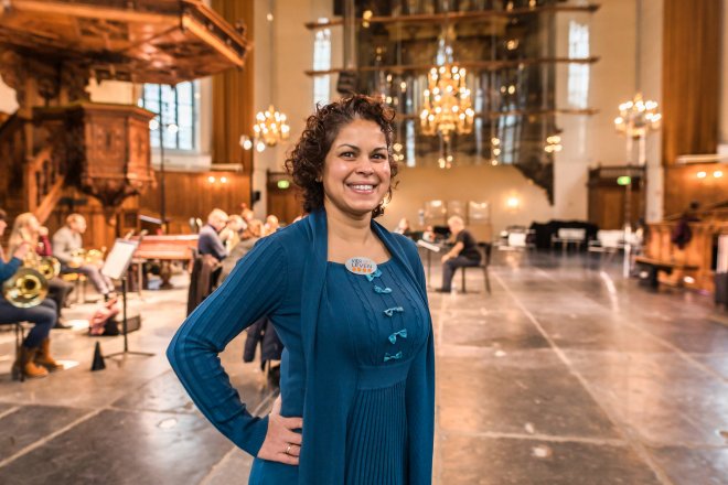 Vrijwilliger Amber - bij Vier het leven - staat in de Nieuwe Kerk in Den Haag