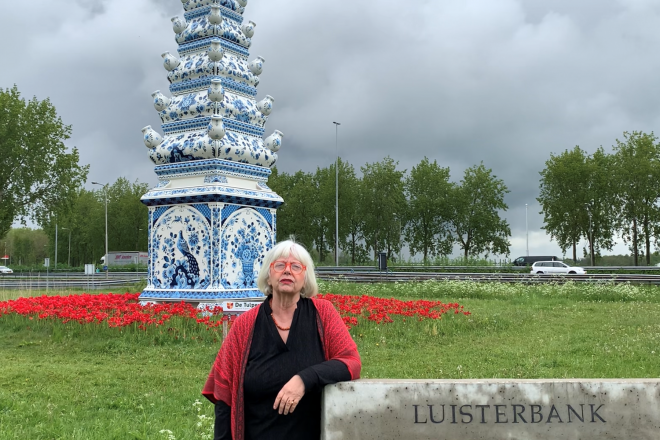 Paula Kouwenhoven - oprichter stichting Land Art Delft - vertelt over de tulpenvaas en het luisterbankje in de beeldentuin Hortus Ocolus