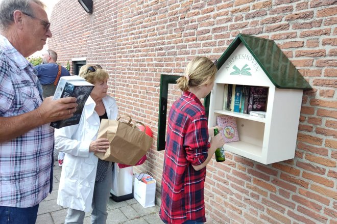 Een gloednieuwe minibieb in Zoetermeer wordt volgeladen met boeken