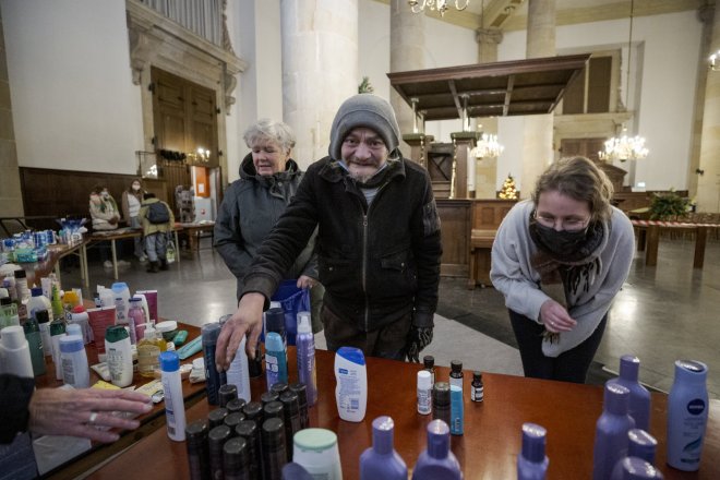 Daklozen halen essentiele middelen op in de Marekerk bij het Diaconaal Centrum De Bakkerij