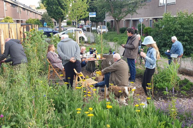 Buren werken in buurttuin Ambachtsheerlijkheid in Zoetermeer