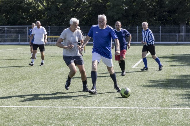 Oudere mannen voetballen bij vereniging De Derde Helft Leiderdorp