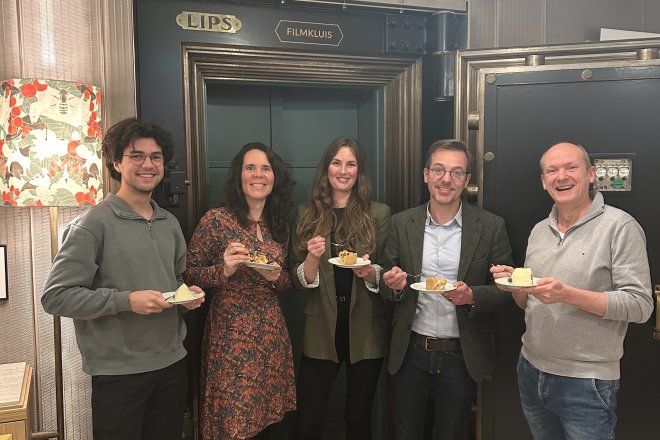 Fonds 1818 werkt samen met FindNFund - oprichters FindNFund eten ter viering een taartje met medewerkers Fonds 1818