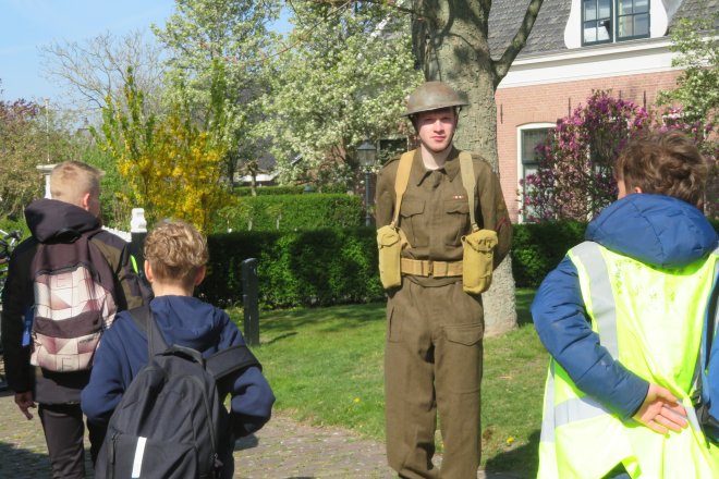 Scholieren in Midden-Delfland horen verhalen over bezetting en verzet.