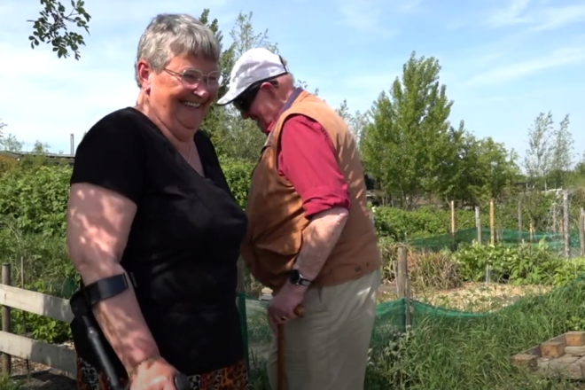 Nel en Piet samen in de moestuin, vrijwilligers