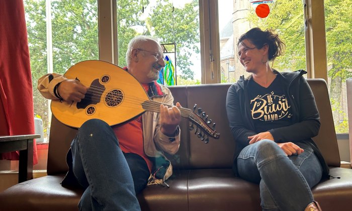 Judith Lodewijks met een BuurtBand-deelnemer