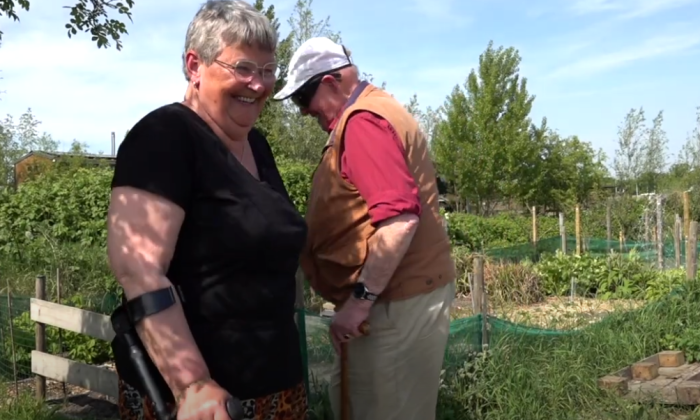 Nel en Piet in de moestuin