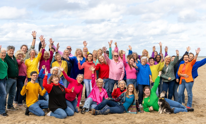 Zingen aan zee op het strand