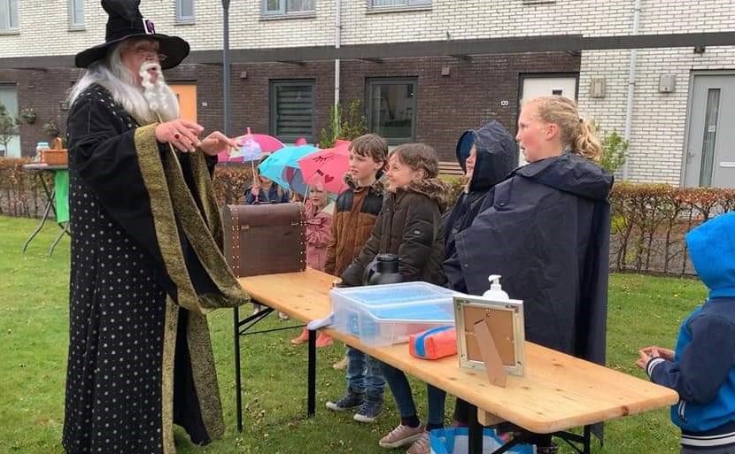 Op de foto: buurtgenoot Victor van der Bom als tovenaar Faffa. Voor de nieuwe activiteit kruipt Victor in de huid van Kapitein Geluk.