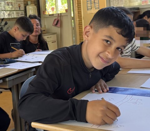 Kinderpostzegel: Kinderen in de klas tijdens de speciale workshop van Kinderportemonnee