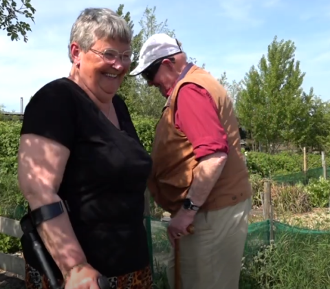 Nel en Piet in de moestuin